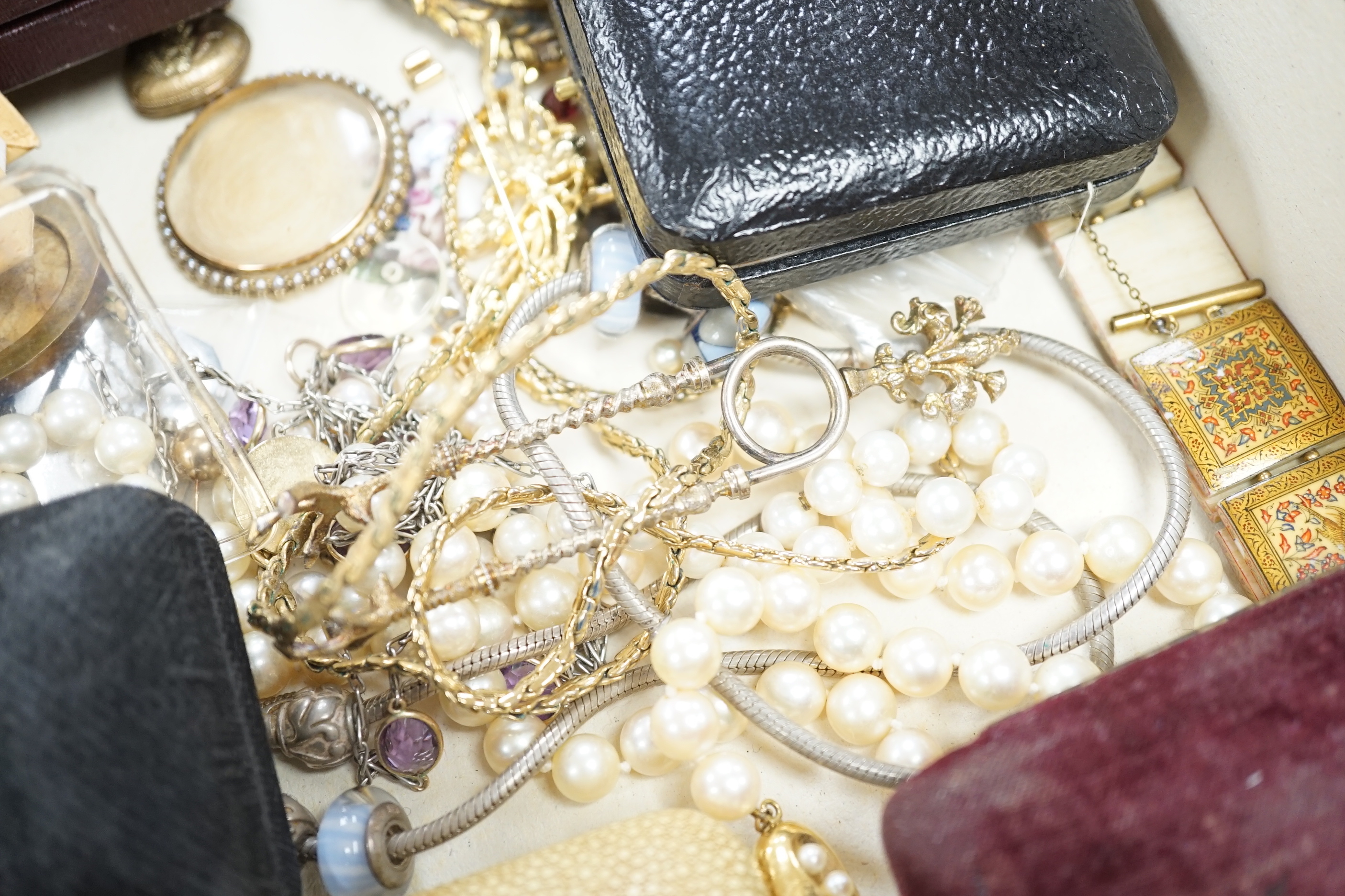 Sundry costume jewellery etc. including two cultured pearl necklaces, a George V 9ct gold locket, silver brooch, silver wine label, seed pearl necklace etc.